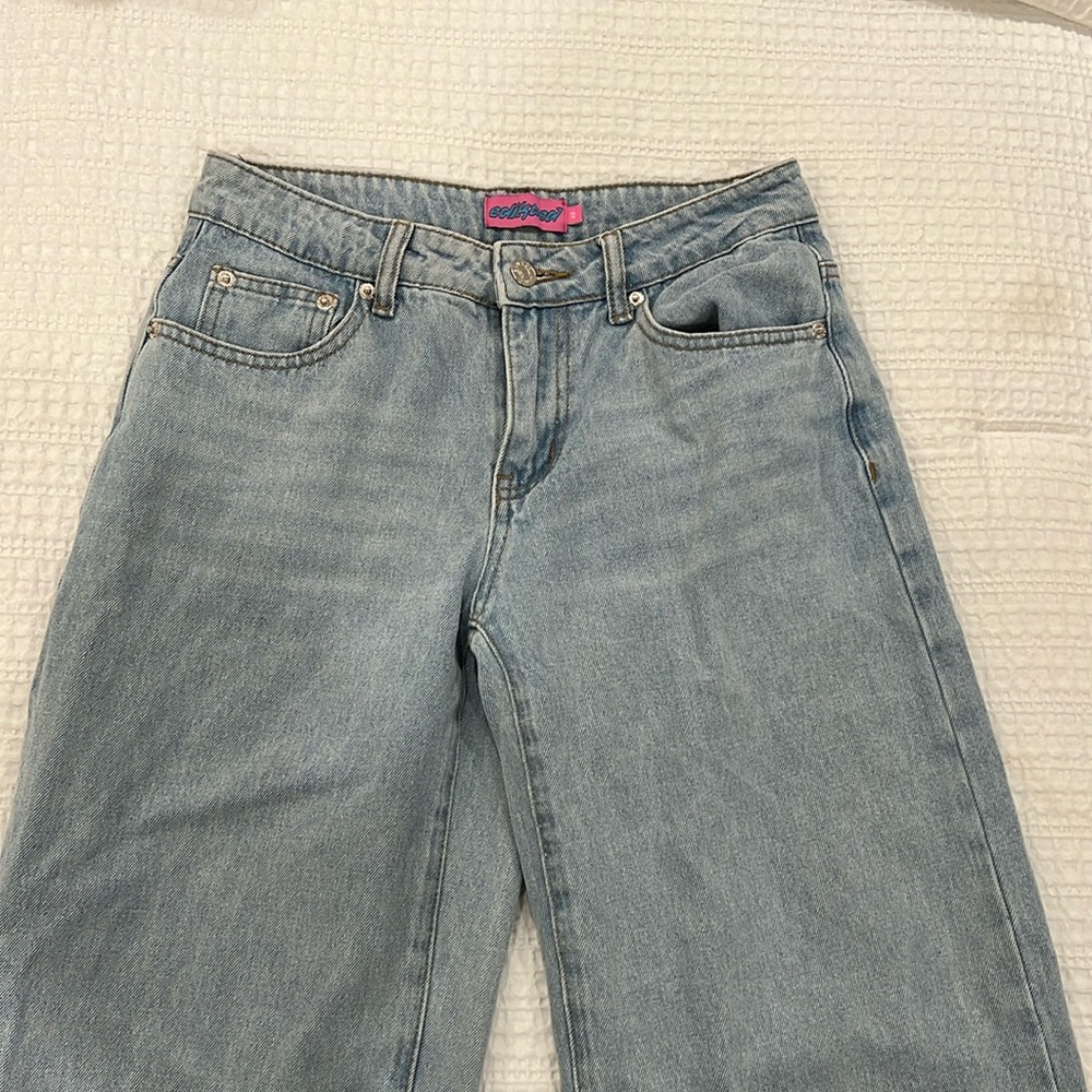 🎀Edikted Raelyn Low Rise Light Wash Jeans! The perfect fit and trendy!🎀